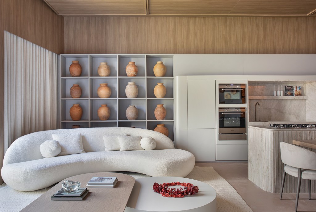 Nejaim Azevedo Arquitetos Associados – Ataraxia Lounge Gourmet Nejaim Azevedo Arquitetos Associados Ataraxia Lounge Gourmet CASACOR Pernambuco 2022 sala estar sofa estante