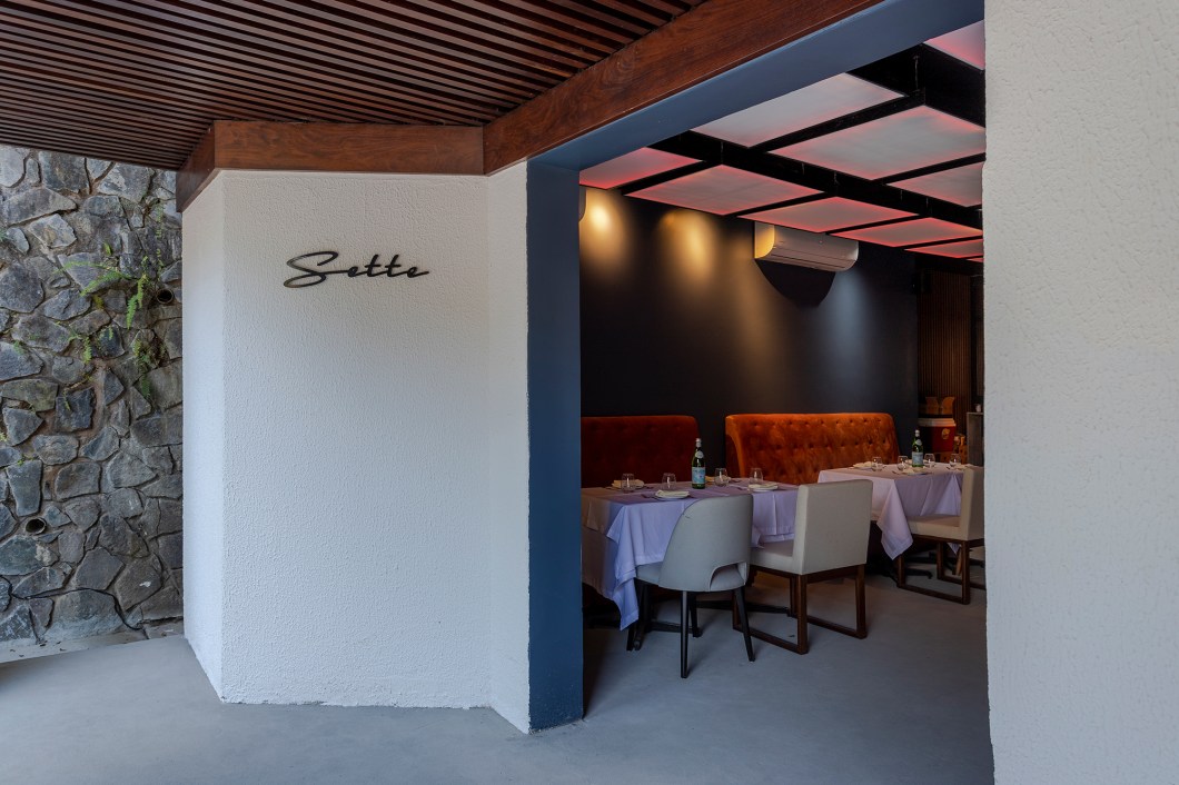Vinicius Rosaneli e Beatriz Edington - Sette Restaurante. A dupla propõe uma releitura da demolição para a construção, reutilizando materiais originais da casa, como as escoras que sustentam a estrutura física do imóvel. A ideia de um ambiente sensorial para o restaurante Sette pode ser conferido nas nuvens acústicas instaladas no teto que trazem iluminação a todo o espaço e garantem conforto acústico. O restaurante vai funcionar durante a mostra com 40 lugares. Vinicius Rosaneli e Beatriz Edington - Sette Restaurante. A dupla propõe uma releitura da demolição para a construção, reutilizando materiais originais da casa, como as escoras que sustentam a estrutura física do imóvel. A ideia de um ambiente sensorial para o restaurante Sette pode ser conferido nas nuvens acústicas instaladas no teto que trazem iluminação a todo o espaço e garantem conforto acústico. O restaurante vai funcionar durante a mostra com 40 lugares.