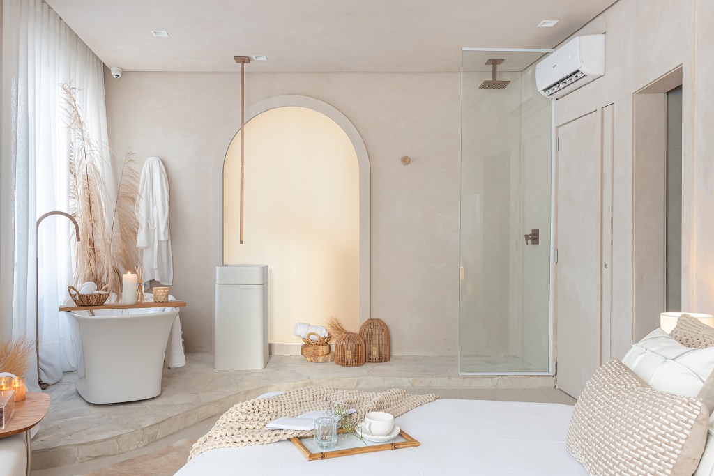 aline-leivas-suite-master-casacor-espirito-santo-2022-credito-camila-santos-(1) Aline Leivas Suíte Master CASACOR Espírito Santo 2022 quarto cama banheira pia