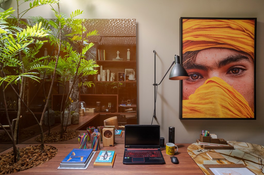 Augusto Senna Home office do Arquiteto CASACOR Bahia 2022 escritorio mesa quadro