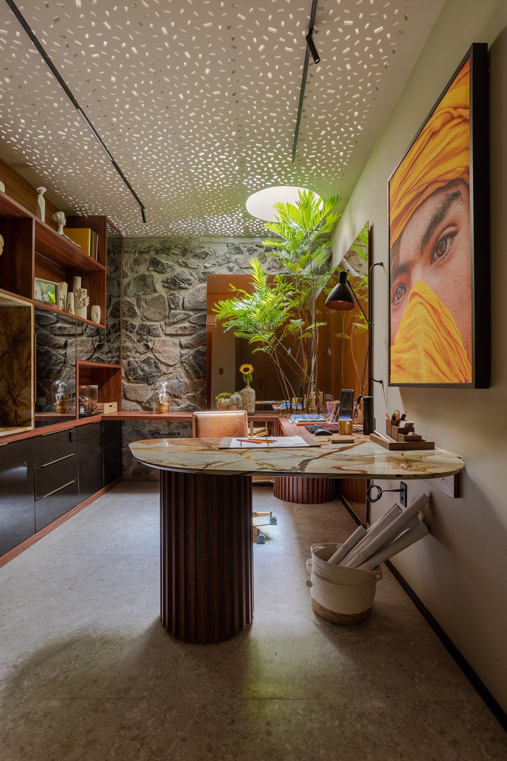 augusto-senna-home-office-do-arquiteto-casacor-bahia-2022-credito-gabriela-daltro Augusto Senna Home office do Arquiteto CASACOR Bahia 2022 escritorio mesa quadro cadeira