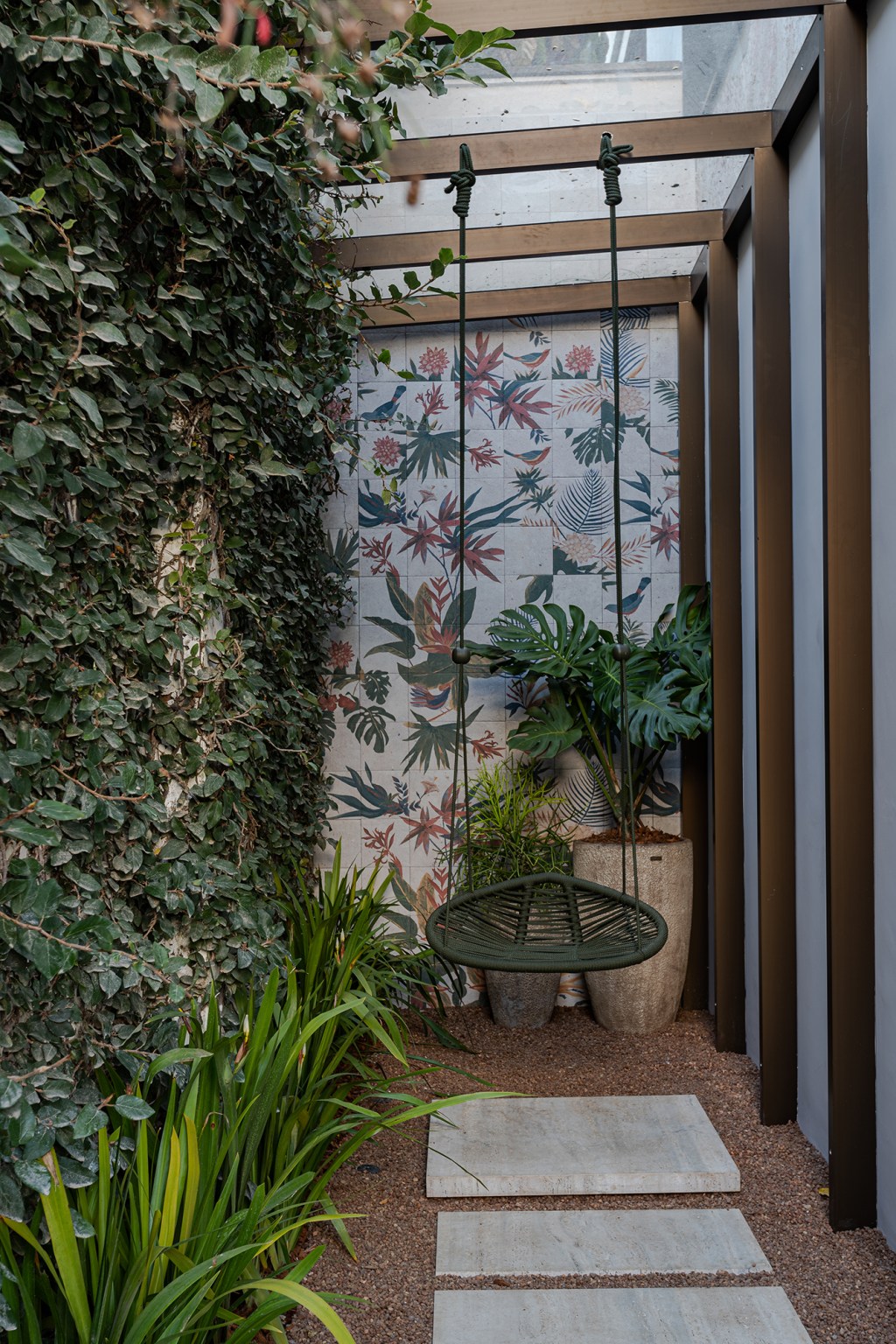 bruna-oliveira-living-com-jardim-aconchego-casacor-bahia-2022-credito-gabriela-daltro (2) Bruna Oliveira Living com Jardim Aconchego CASACOR Bahia 2022 paisagismo balanco