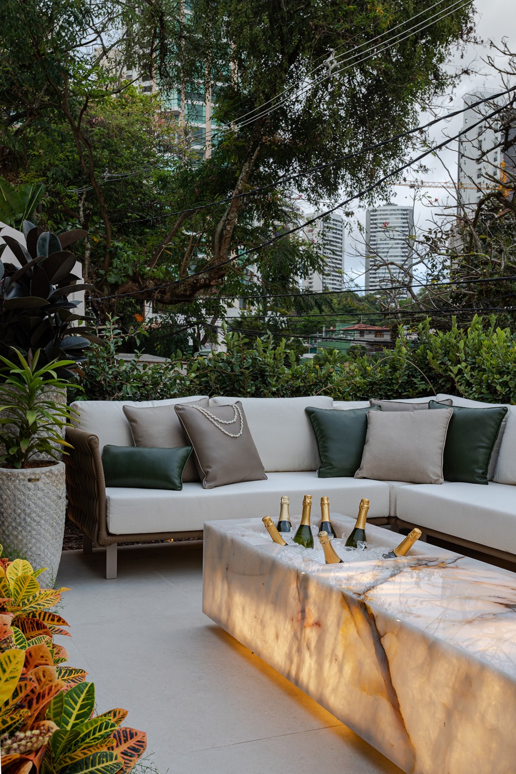 bruna-oliveira-living-com-jardim-aconchego-casacor-bahia-2022-credito-gabriela-daltro (3) Bruna Oliveira Living com Jardim Aconchego CASACOR Bahia 2022 varanda sofa mesa adega