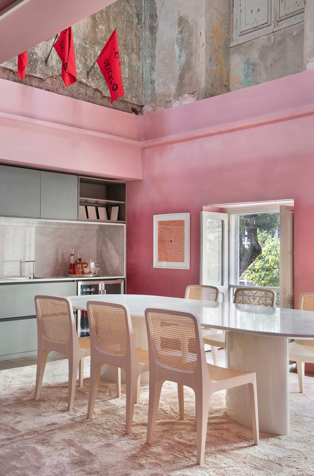 Camila Bittencourt Arquitetura Chez Amour CASACOR Pernambuco 2022 sala sofa poltrona quadro tapete mesa rosa jantar