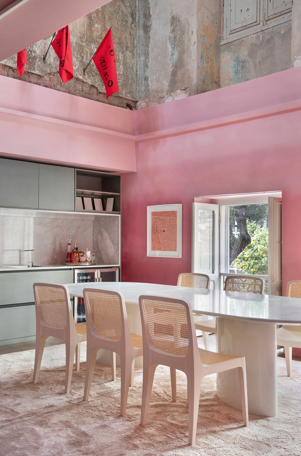 camila-bittencourt-arquitetura-chez-amour-casacor-pernambuco-2022-mca-estudio-(1) Camila Bittencourt Arquitetura Chez Amour CASACOR Pernambuco 2022 sala sofa poltrona quadro tapete mesa rosa jantar