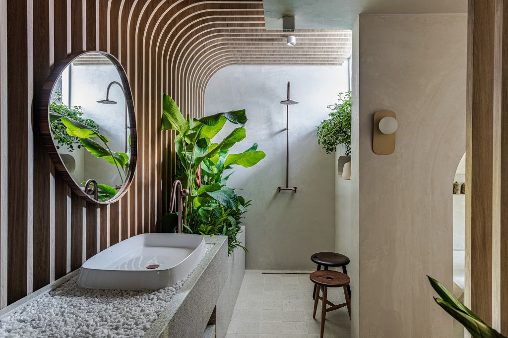 carol-barreto-suite-da-filha-casacor-bahia-2022-credito-gabriela-daltro Carol Barreto Suíte da Filha CASACOR Bahia 2022 banheiro espelho pia ripado