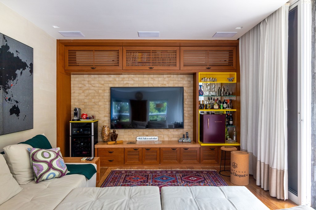 cobertura-com-vista-para-a-natureza-ganha-personalidade-sem-obras (22) cobertura apartamento Ketlein Amorim rio de janeiro decoração sala tv sofa quadro