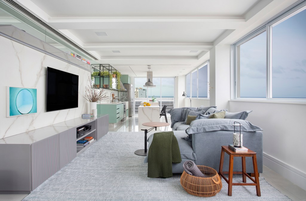 cobertura-no-leblon-possui-estilos-de-decoracao-diferentes-em-cada-andar (16) bianca da hora apartamento decoração rio de janeiro sala tv espaco gourmet tapete sofa cozinha ilha