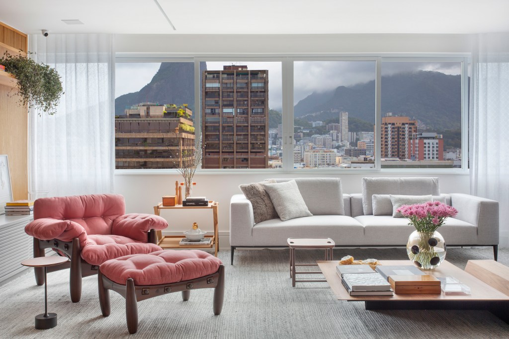 cobertura-no-leblon-possui-estilos-de-decoracao-diferentes-em-cada-andar (3) bianca da hora apartamento decoração rio de janeiro sala estar poltrona sofa tapete