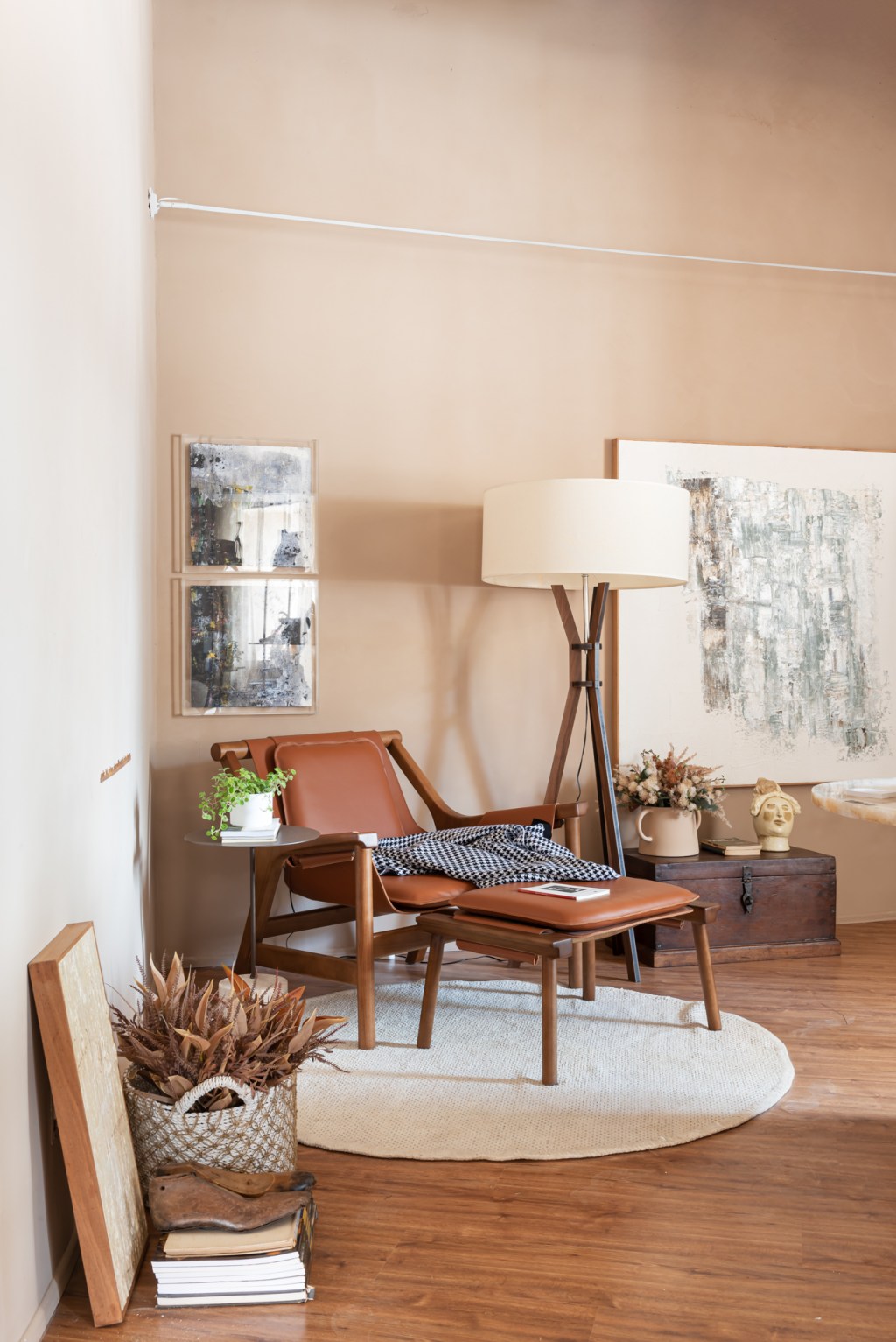 cristiane-locatelli-isabela-castello-sala-de-leitura-casacor-espirito-santo-2022-credito-camila-santos (1) Cristiane Locatelli e Isabela Castello Sala de Leitura CASACOR Espírito Santo 2022 poltrona tapete luminaria quadro