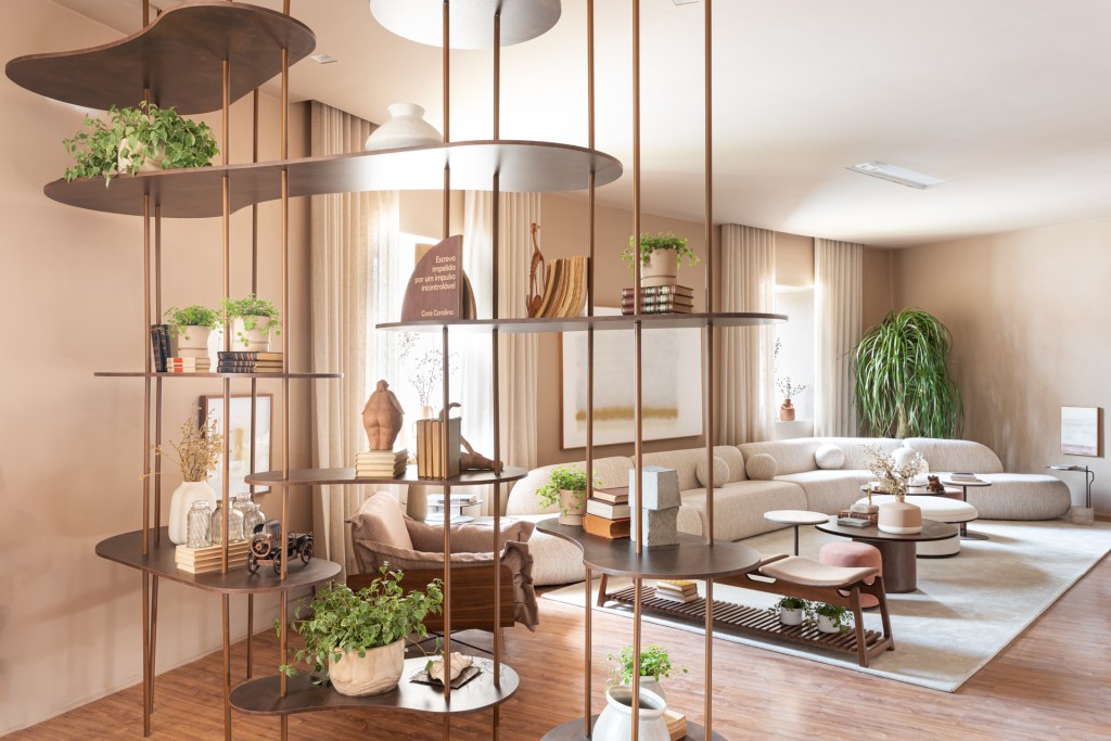 cristiane-locatelli-isabela-castello-sala-de-leitura-casacor-espirito-santo-2022-credito-camila-santos (3) Cristiane Locatelli e Isabela Castello Sala de Leitura CASACOR Espírito Santo 2022 sofa estar mesa tapete vaso