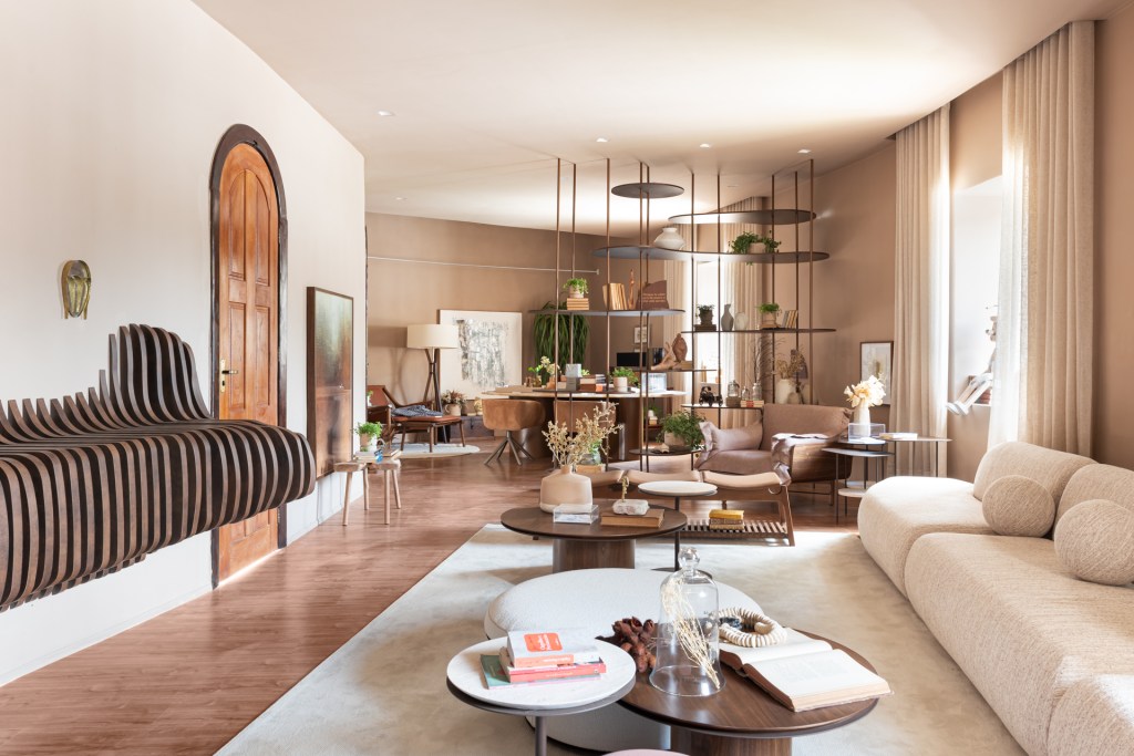 cristiane-locatelli-isabela-castello-sala-de-leitura-casacor-espirito-santo-2022-credito-camila-santos (4) Cristiane Locatelli e Isabela Castello Sala de Leitura CASACOR Espírito Santo 2022 sofa estar mesa tapete vaso