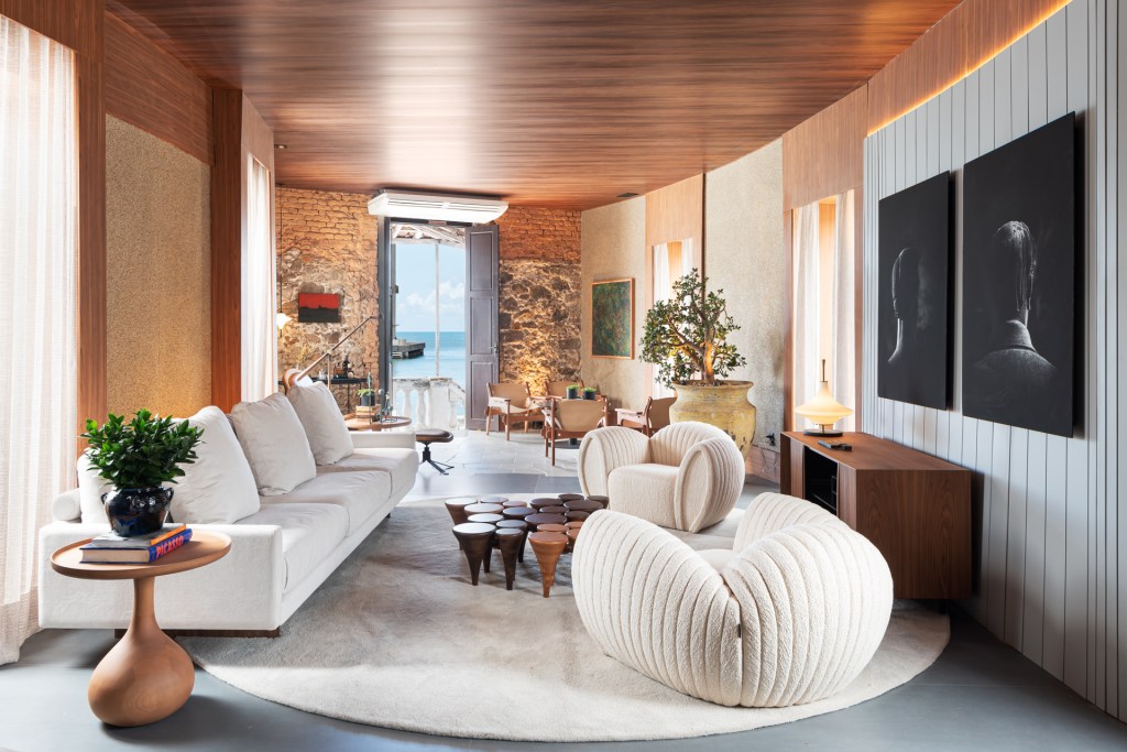 cyane-zoboli-studio-do-colecinador-casacor-espirito-santo-2022-credito-camila-santos (1) Cyane Zoboli Studio do Colecionador CASACOR Espírito Santo 2022 sala sofa madeira quadro planta mesa cadeira arte