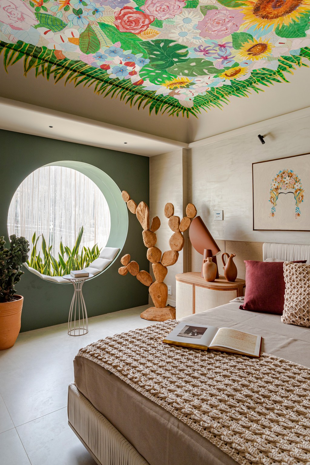 dinah-lins-quarto-asas-para-voar-casacor-bahia-2022-credito-gabriela-daltro (6) Dinah Lins Quarto Asas para Voar CASACOR Bahia 2022 mesa tapete cama quadro escultura