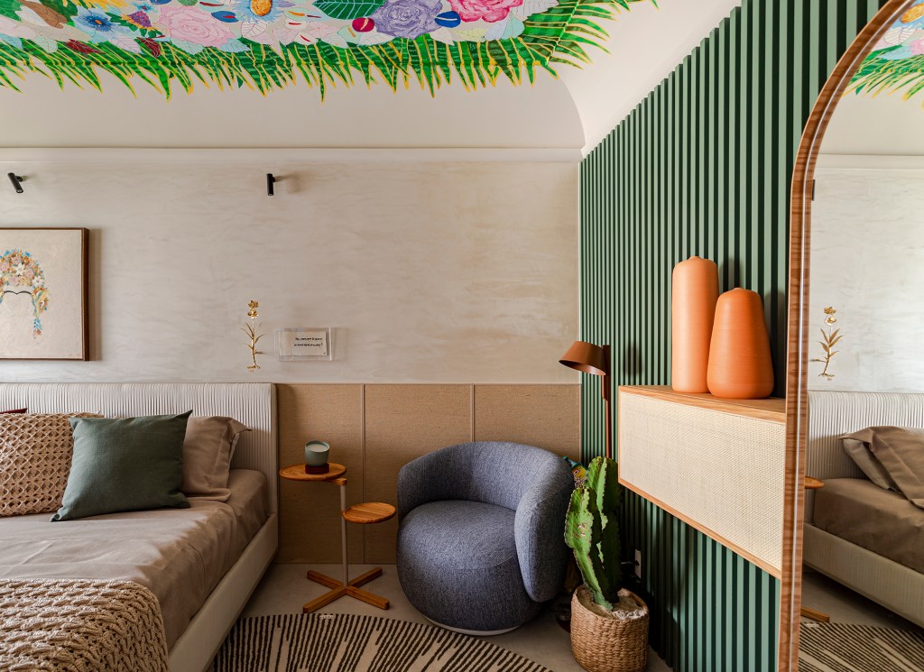 dinah-lins-quarto-asas-para-voar-casacor-bahia-2022-credito-gabriela-daltro (7) Dinah Lins Quarto Asas para Voar CASACOR Bahia 2022 mesa tapete poltrona espelho cama