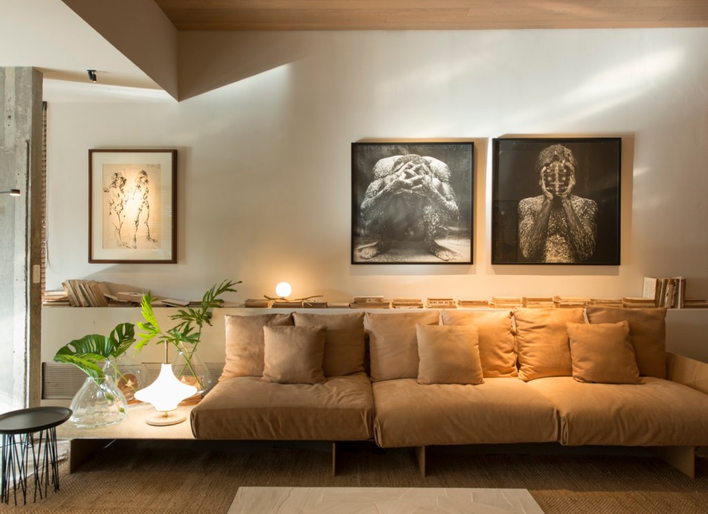 erico-monteiro-a-saleta-casacor-ceara-2022-credito-esdras-guimaraes (4) Érico Monteiro A Saleta CASACOR Ceará 2022 sala quadro sofa vaso prateleira luminaria