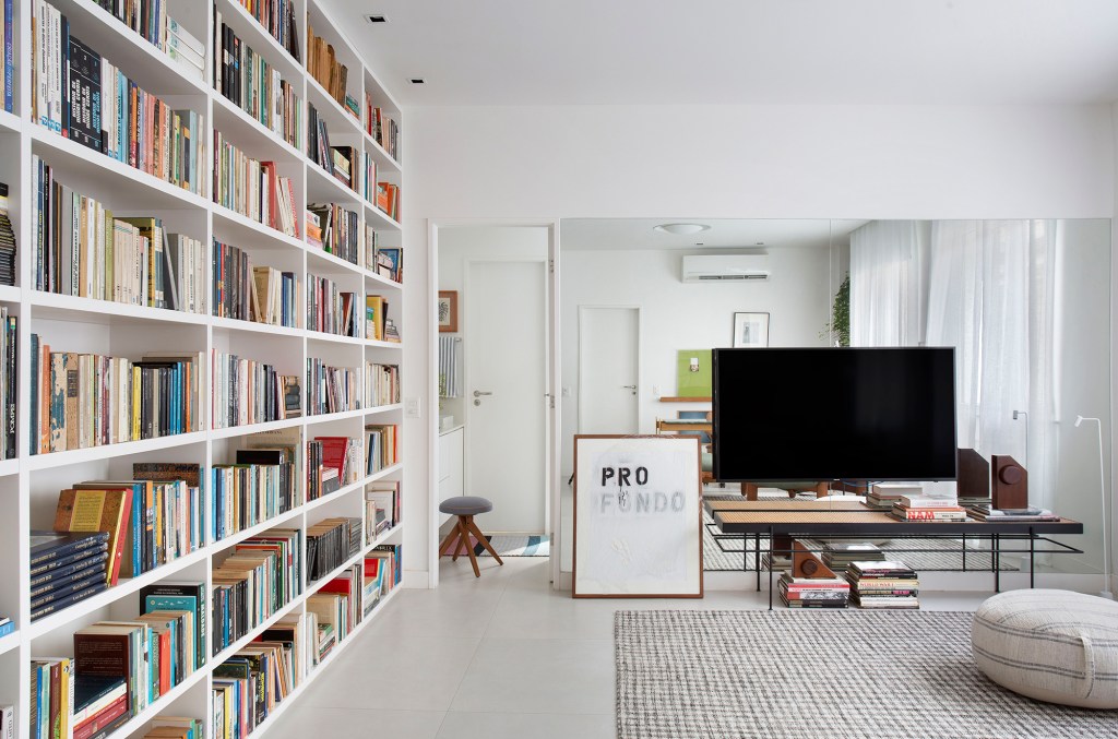 estante-com-mais-de-1500-livros-e-a-estrela-deste-ape-de-60-m² (3) apartamento rio de janeiro decoracao adriana esteves sala estante tv livros