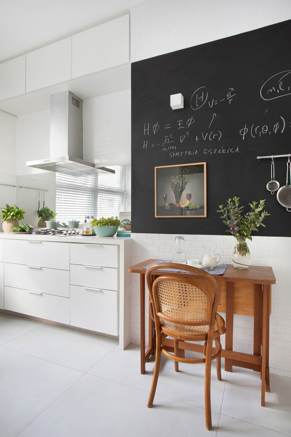 estante-com-mais-de-1500-livros-e-a-estrela-deste-ape-de-60-m² (9) apartamento rio de janeiro decoracao adriana esteves cozinha mesa cadeira