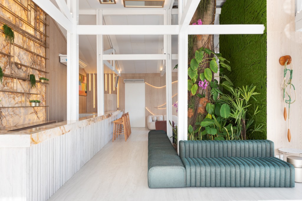 larissa-villaschi-drink-bar-casacor-espirito-santo-2022-credito-camila-santos Larissa Villaschi Drink Bar CASACOR Espírito Santo 2022 restaurante sofa bar jardim vertical