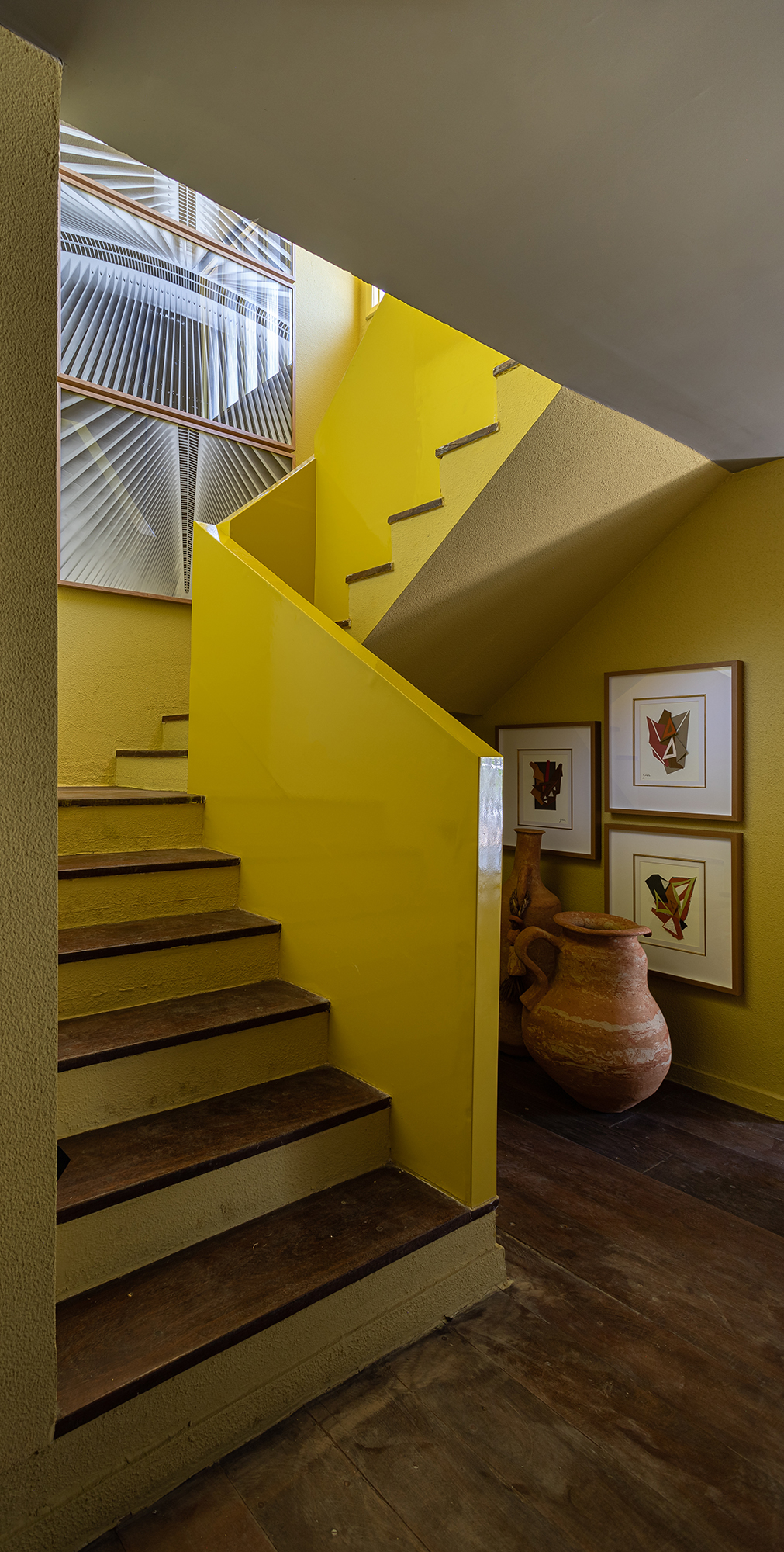 manarelli-guimaraes-casa-bau-casacor-bahia-2022-credito-gabriela-daltro (6) Manarelli Guimarães Casa Baú' + Manarelli Guimarãe CASACOR Bahia 2022 arte quadro escada
