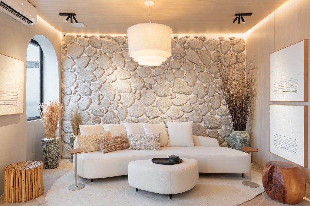max-mello-spa-deca-casacor-espirito-santo-2022-credito-camila-santos Max Mello Spa Deca CASACOR Espírito Santo 2022 sala sofa pedra tapete mesa