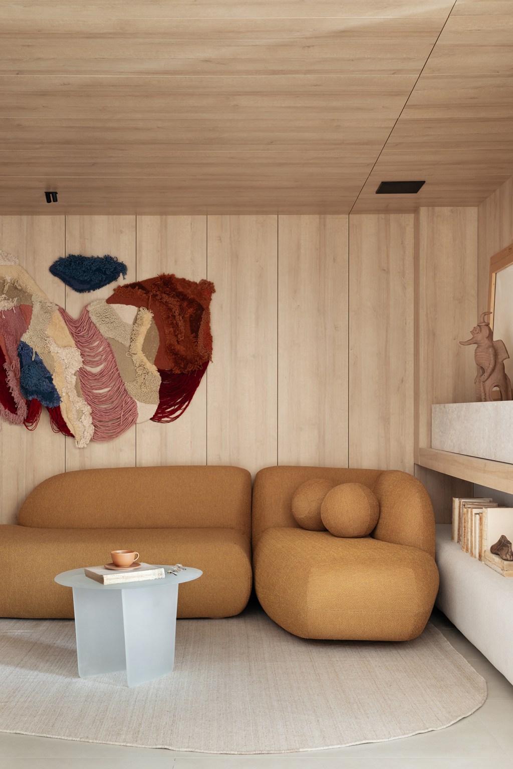modulo-quatro-arq-design-casa-serena=casacor-pernambuco-2022-mca-estudio (3) Módulo Quatro arq+design Casa Serena CASACOR Pernambuco 2022 sala estar sofa mesa tapete