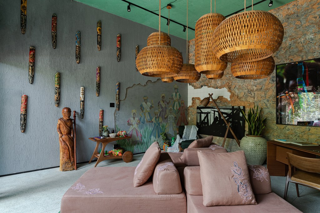 nat-coelho-arquitetura-convivencia-axe-casacor-bahia-2022-credito-gabriela-daltro (4) Nat Coelho Arquitetura Convivência Axé CASACOR Bahia 2022 sala religiao santo sofa pintura luminaria