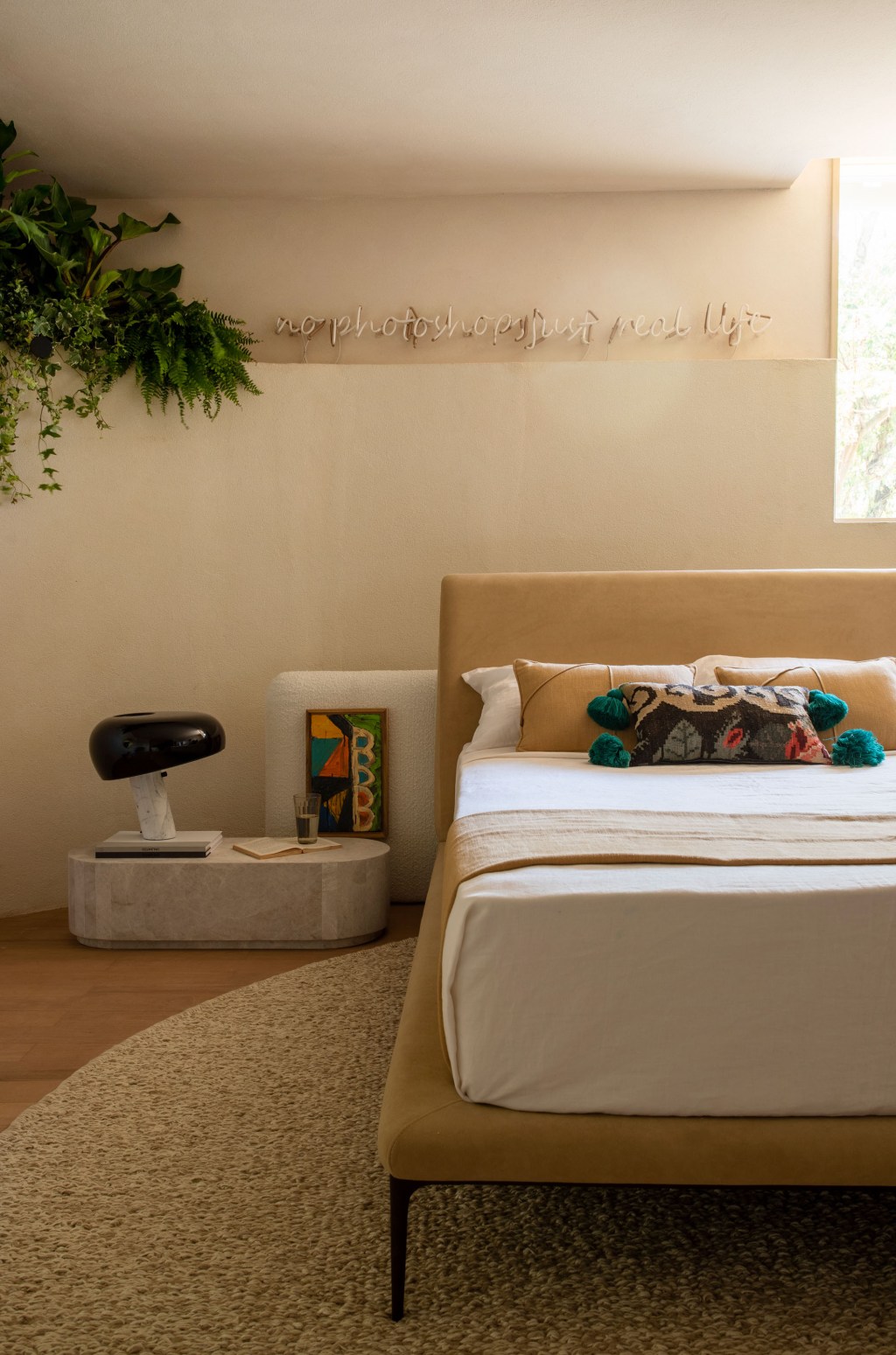 primo-arquitetura-suite-transversal-casacor-bahia-2022-credito-gabriela-daltro (2) Primo Arquitetura Suíte Transversal CASACOR Bahia 2022 quarto cama quadro mesa tapete