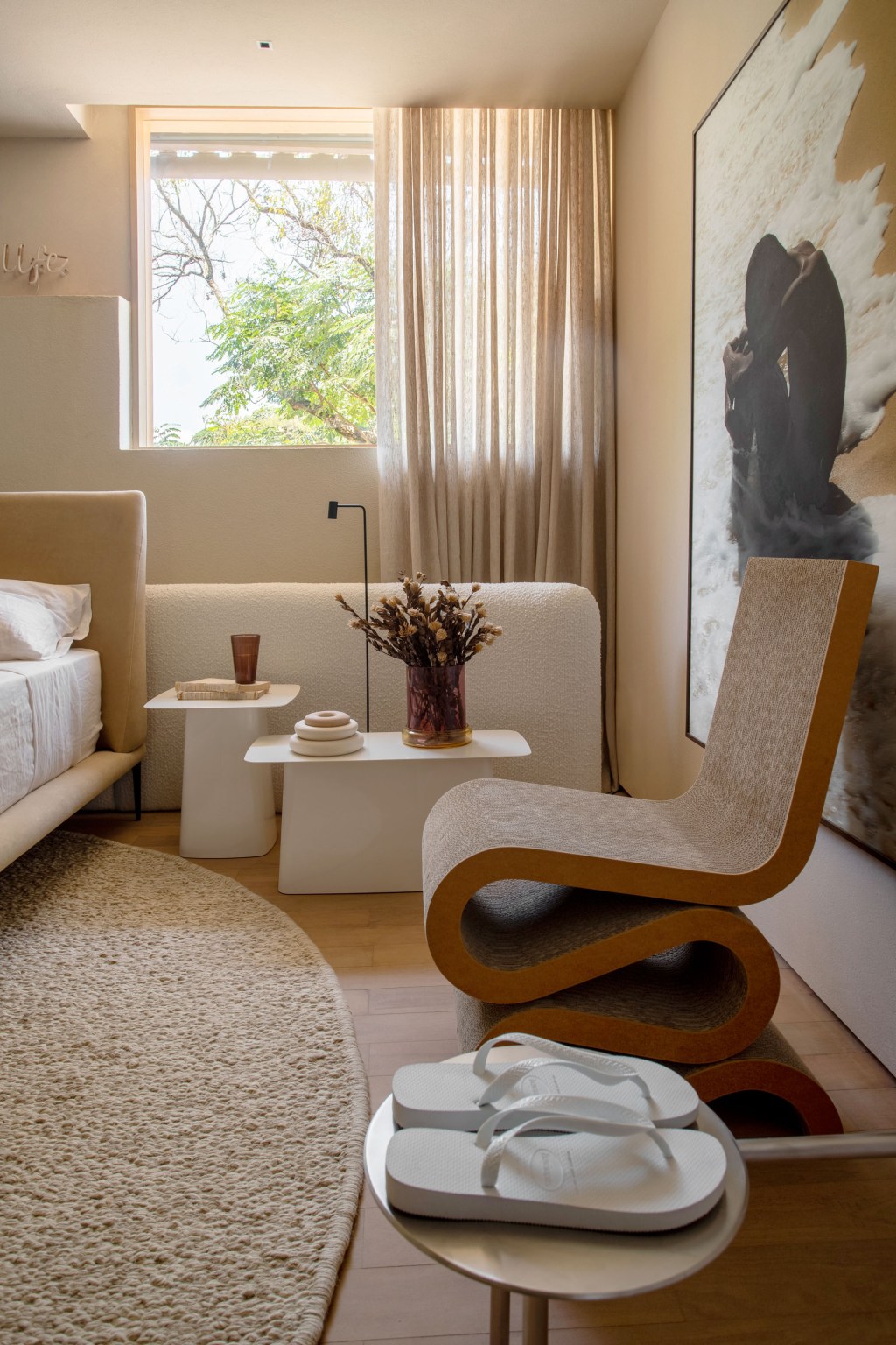 primo-arquitetura-suite-transversal-casacor-bahia-2022-credito-gabriela-daltro (3) Primo Arquitetura Suíte Transversal CASACOR Bahia 2022 quarto cama quadro cadeira