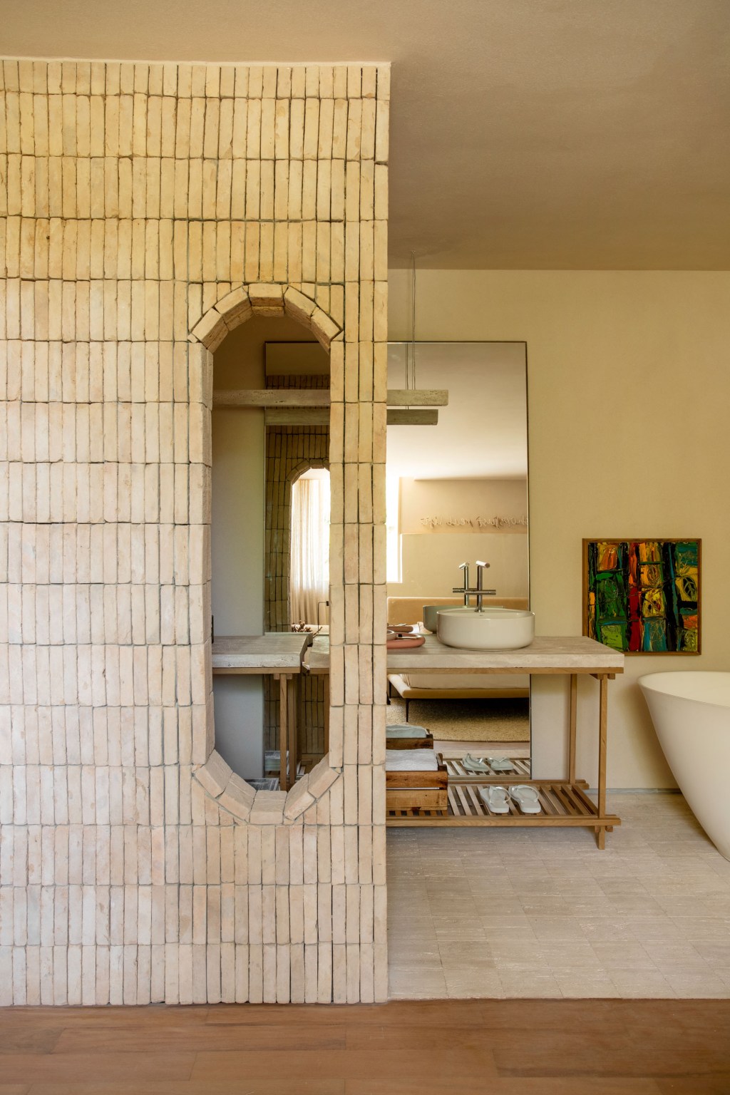 primo-arquitetura-suite-transversal-casacor-bahia-2022-credito-gabriela-daltro (5) Primo Arquitetura Suíte Transversal CASACOR Bahia 2022 banheiro banheira espelho pia