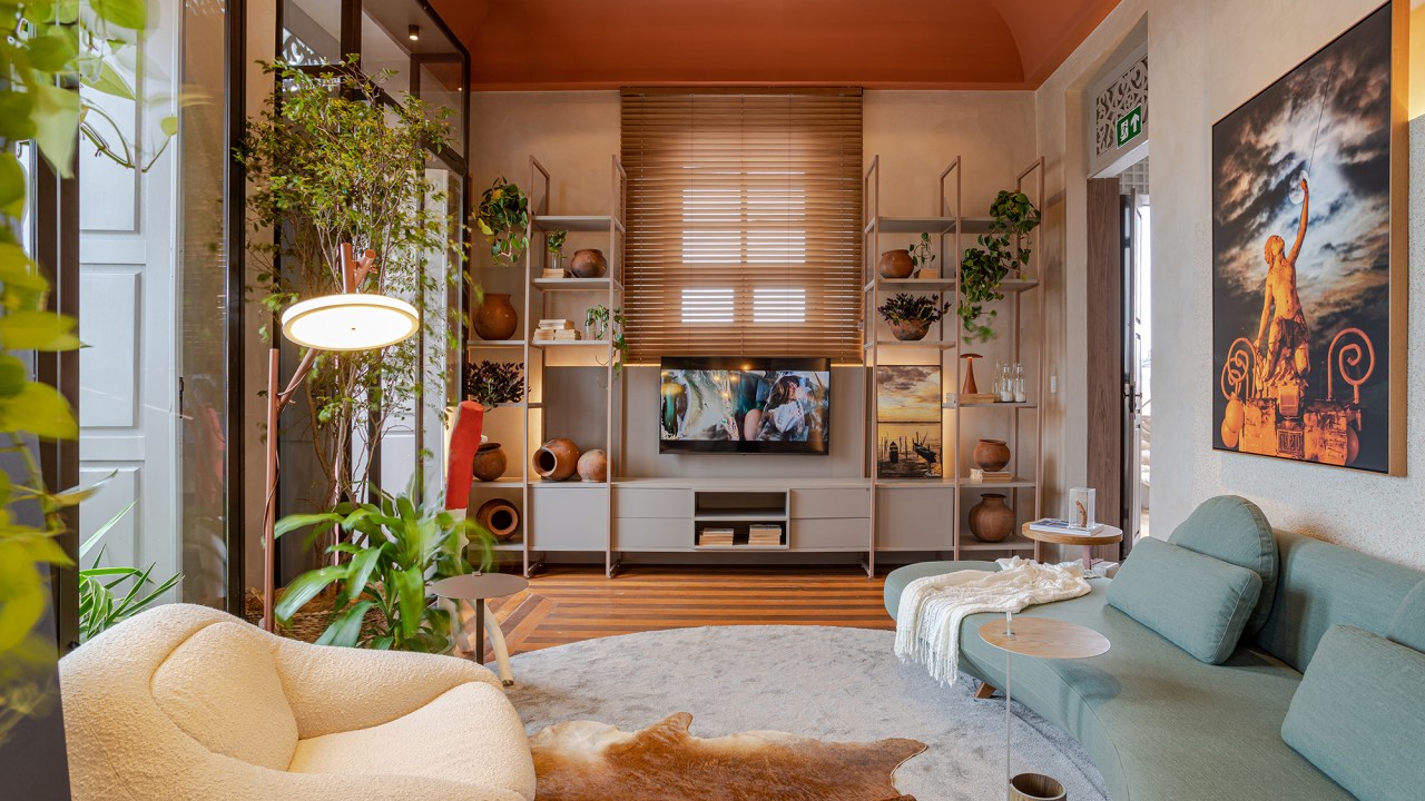 Ágora Arquitetos CASA siri'y-pe CASACOR Sergipe 2022 sala quadro sofa tapete estante poltrona
