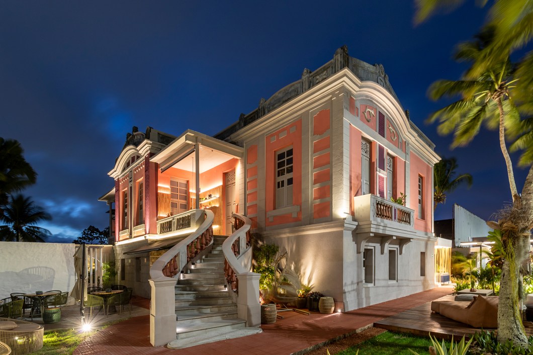 Ana Libório, Frederico Libório e Gândara Júnior - Esquema Cromático Fachadas. O projeto de restauração e pintura da fachada do Castelinho ficou por conta do trio de arquitetos do LibórioGândara Ateliê de Arquitetura. Inspirados na pintura dos antigos palacetes ecléticos existentes em Aracaju, construídos na década de 1920, os tons avermelhados foram utilizados no restauro da fachada, contrastando com o cinza que confere contemporaneidade. Para preservar a idade da edificação, foram deixados a platibanda e os balaústres. Parte dos antigos elementos decorativos permaneceram como encontrados, realçando o efeito de policromia, deixado pelas sucessivas camadas de pintura ao longo dos anos. O conceito de roupagem contemporânea evidencia e deixa transparecer a pátina do tempo. Ana Libório, Frederico Libório e Gândara Júnior - Esquema Cromático Fachadas. O projeto de restauração e pintura da fachada do Castelinho ficou por conta do trio de arquitetos do LibórioGândara Ateliê de Arquitetura. Inspirados na pintura dos antigos palacetes ecléticos existentes em Aracaju, construídos na década de 1920, os tons avermelhados foram utilizados no restauro da fachada, contrastando com o cinza que confere contemporaneidade. Para preservar a idade da edificação, foram deixados a platibanda e os balaústres. Parte dos antigos elementos decorativos permaneceram como encontrados, realçando o efeito de policromia, deixado pelas sucessivas camadas de pintura ao longo dos anos. O conceito de roupagem contemporânea evidencia e deixa transparecer a pátina do tempo.