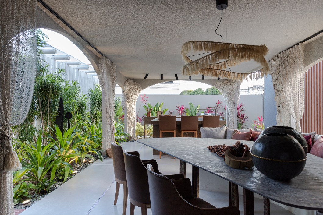 Nilson Felix - Recinto do casulo. O reaproveitamento de materiais e o uso de produtos naturais e sustentáveis está muito presente nos projetos desta edição da CASACOR Sergipe. E foi pensado na transformação, que o arquiteto criou um ambiente com a proposta de mostrar que toda transformação pode resultar no belo. Aqui foram utilizados materiais como fibra, gravetos e seda - todos representam uma determinada fase, começando pelo formato do sofá crisálida, cortinas e colunas que lembram o tecer da construção. As bancadas de quartzo remetem à natureza e o teto orgânico lembra asas. Nilson Felix - Recinto do casulo. O reaproveitamento de materiais e o uso de produtos naturais e sustentáveis está muito presente nos projetos desta edição da CASACOR Sergipe. E foi pensado na transformação, que o arquiteto criou um ambiente com a proposta de mostrar que toda transformação pode resultar no belo. Aqui foram utilizados materiais como fibra, gravetos e seda - todos representam uma determinada fase, começando pelo formato do sofá crisálida, cortinas e colunas que lembram o tecer da construção. As bancadas de quartzo remetem à natureza e o teto orgânico lembra asas.