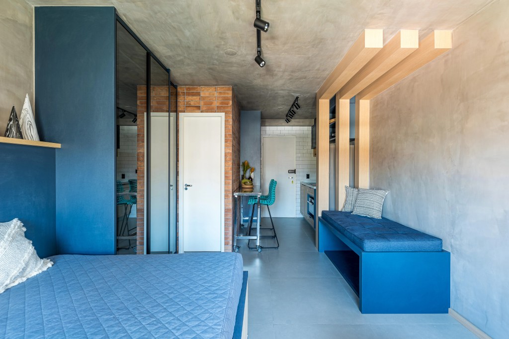 Studio-de-25-m2-apresenta-paleta-em-tons-de-azul-e-muita-praticidade-projeto-Carlos-Navero-foto-Erika-Waldmann-08 Studio de 25 m² exibe marcenaria em tons de azul e muita praticidade