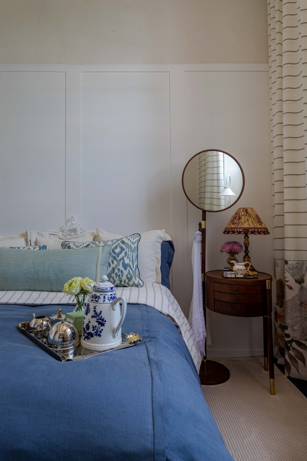 alane-medeiros-suite-44-casacor-sergipe-2022-credito-gabriela-daltro (7) Alane Medeiros Suíte 44 CASACOR Sergipe 2022 quarto cama espelho cortina