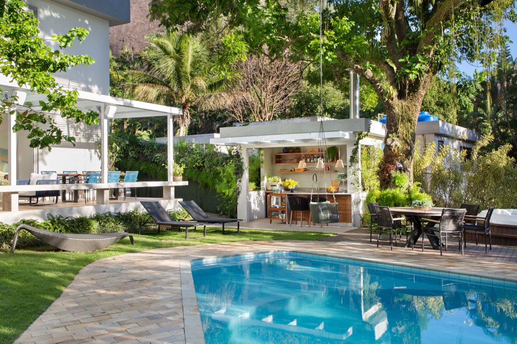 anna-luiza-rothier-cria-um-paisagismo-com-cara-de-casa-no-campo (13) Anna Luiza Rothier paisagismo casa no campo jardim rio de janeiro plantas pergolado piscina