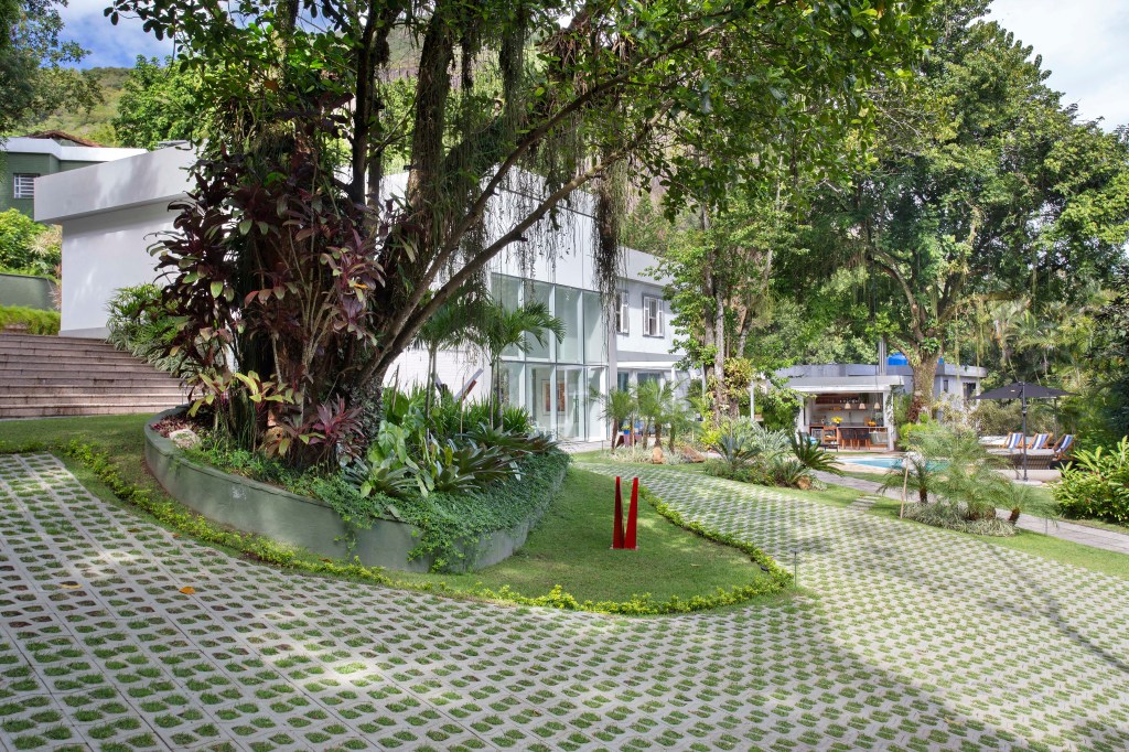 anna-luiza-rothier-cria-um-paisagismo-com-cara-de-casa-no-campo (2) Anna Luiza Rothier paisagismo casa no campo jardim rio de janeiro plantas escultura