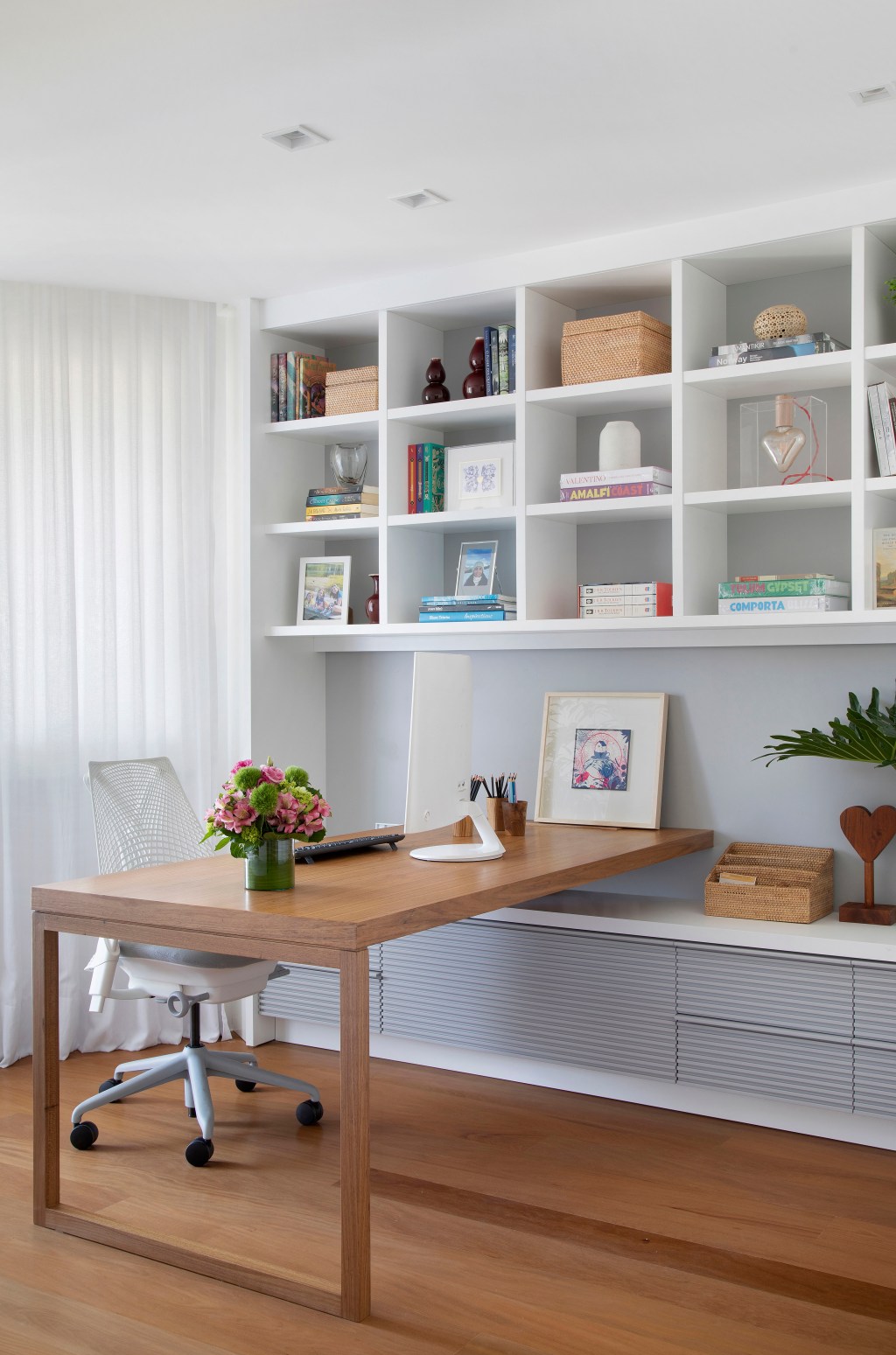 apartamento-de-100-m²-ganha-decor-atemporal-iluminado-e-feminino (15) Apartamento décor atemporal iluminado feminino Brise Arquitetura rio de janeiro escritorio estante mesa