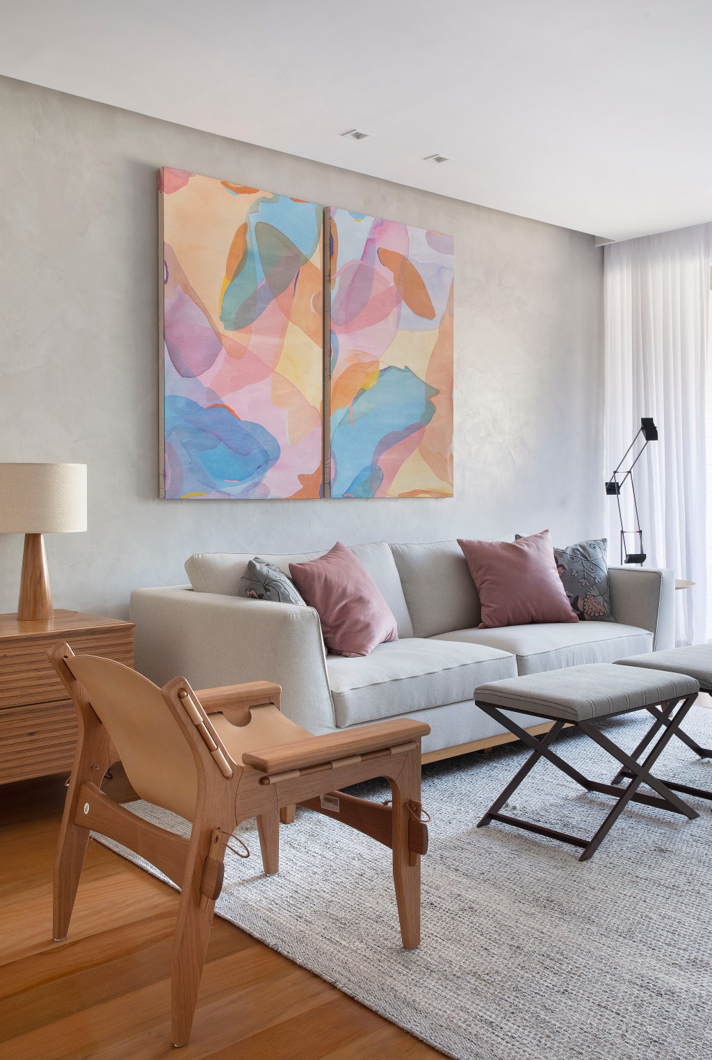 apartamento-de-100-m²-ganha-decor-atemporal-iluminado-e-feminino (2) Apartamento décor atemporal iluminado feminino Brise Arquitetura rio de janeiro sala estar sofa tapete quadro