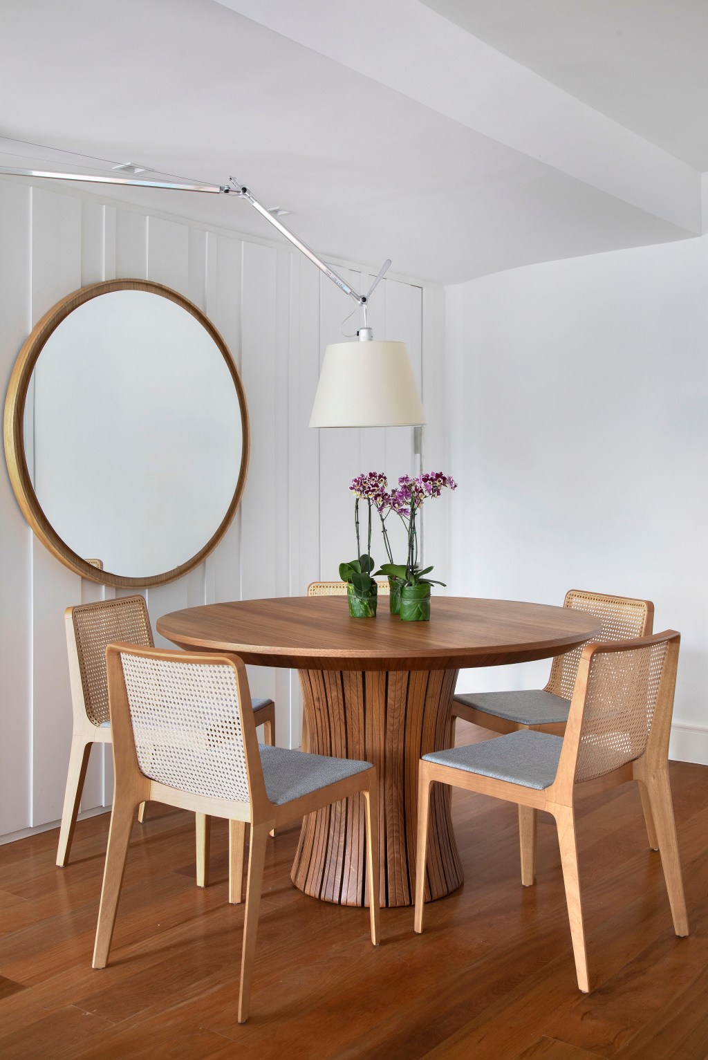 apartamento-de-100-m²-ganha-decor-atemporal-iluminado-e-feminino (9) Apartamento décor atemporal iluminado feminino Brise Arquitetura rio de janeiro sala jantar mesa espelho cadeira madeira