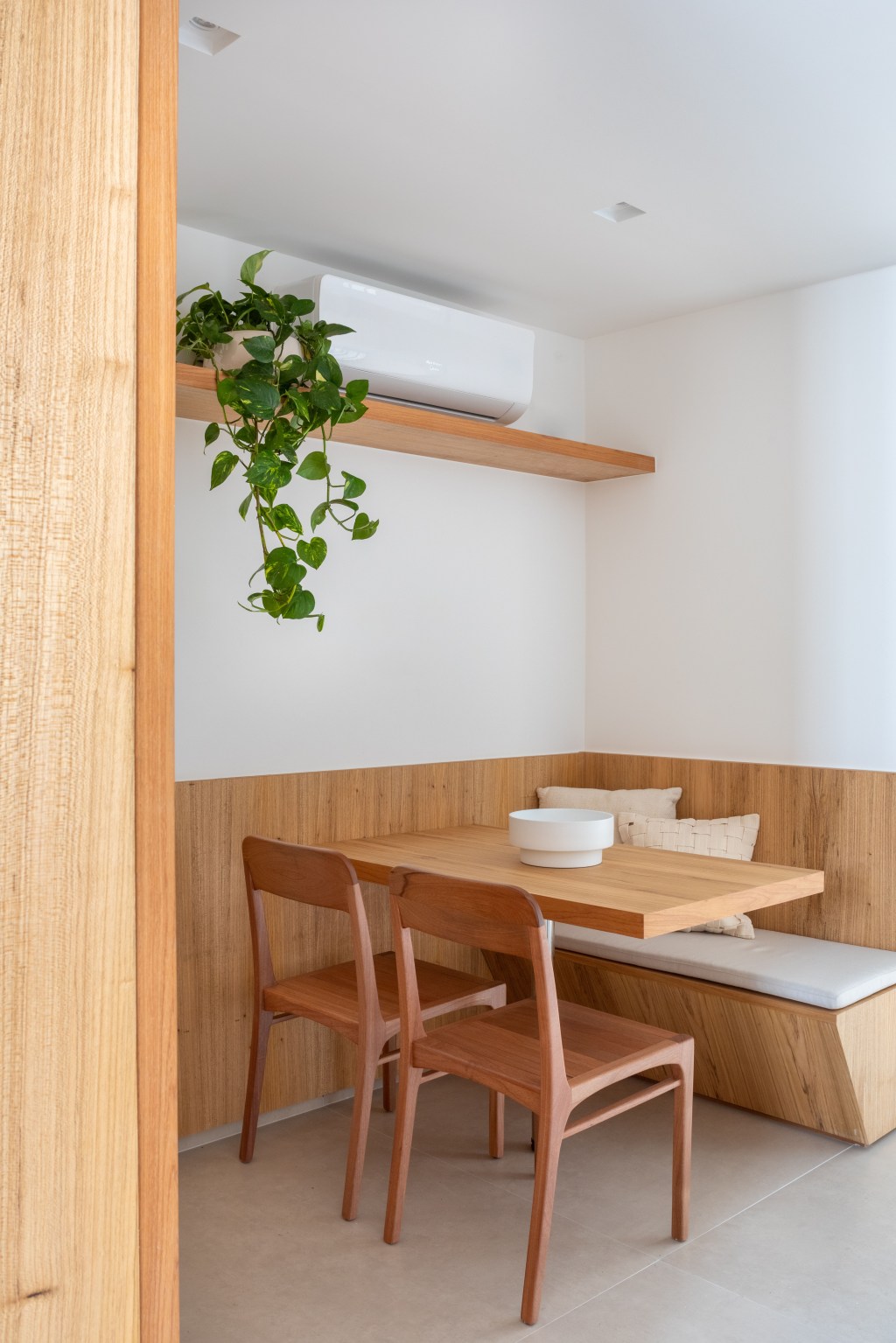 apartamento-de-95-m²-fica-pronto-em-tres-meses-para-receber-o-bebe-da-familia (15) sala de jantar madeira banco canto alemaoa partamento diego raposo rio de janeiro