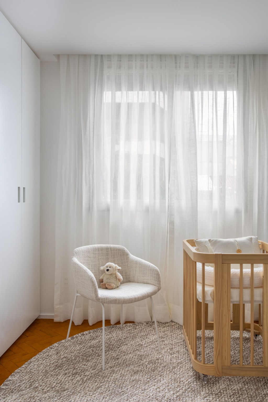 apartamento-de-95-m²-fica-pronto-em-tres-meses-para-receber-o-bebe-da-familia (17) quarto bebe madeira apartamento diego raposo rio de janeiro