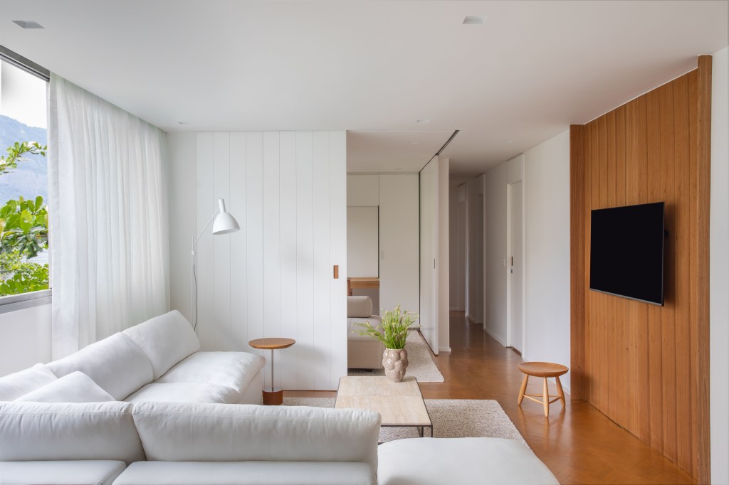 apartamento-de-95-m²-fica-pronto-em-tres-meses-para-receber-o-bebe-da-familia (2) sala estar sofa tv mdaeira apartamento diego raposo rio de janeiro
