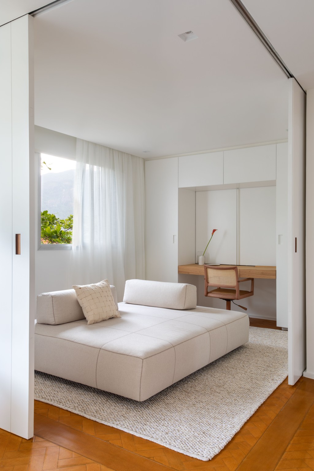 apartamento-de-95-m²-fica-pronto-em-tres-meses-para-receber-o-bebe-da-familia (5) sala tv quarto home office apartamento diego raposo rio de janeiro