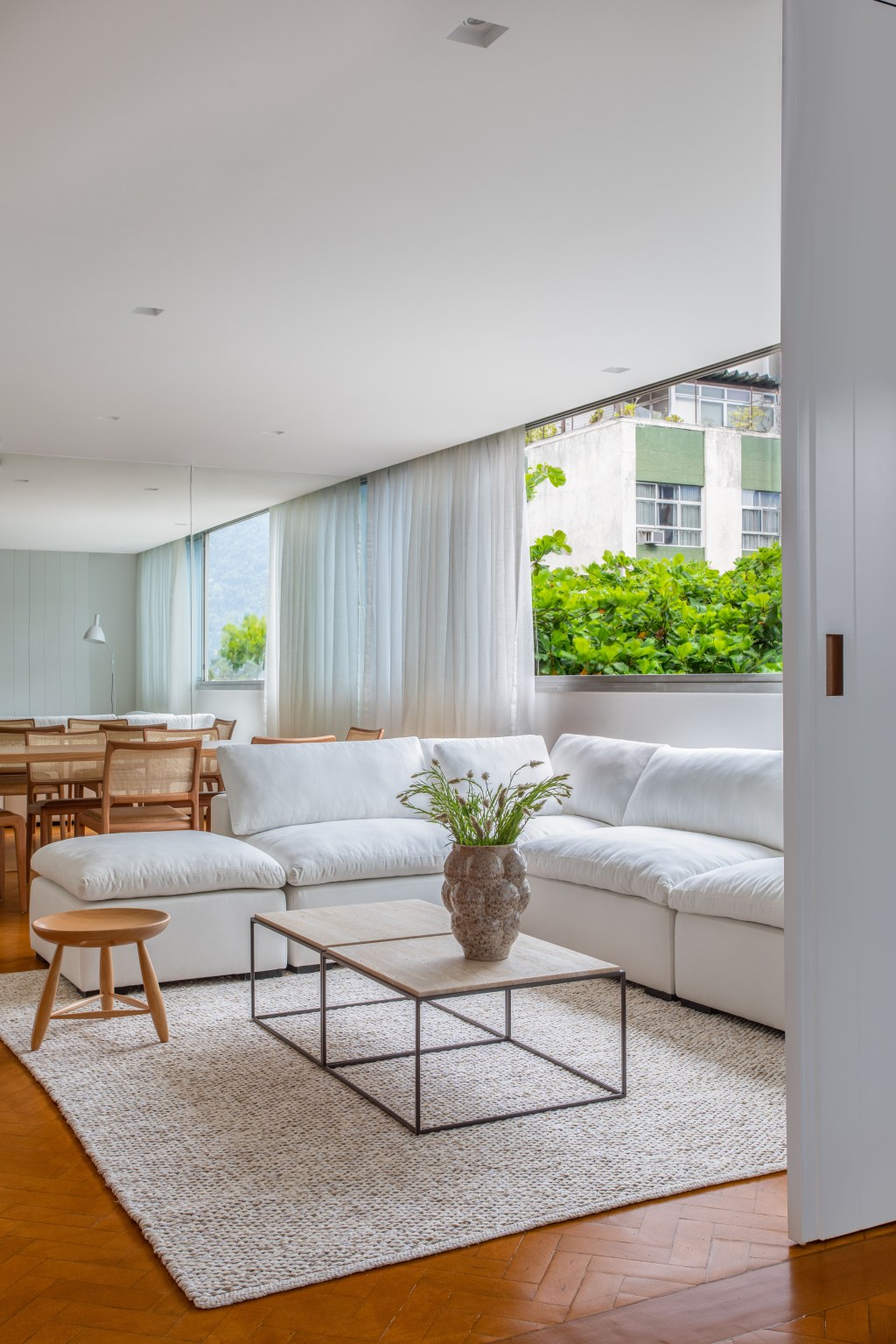 apartamento-de-95-m²-fica-pronto-em-tres-meses-para-receber-o-bebe-da-familia (7) sala sofa tapete apartamento diego raposo rio de janeiro