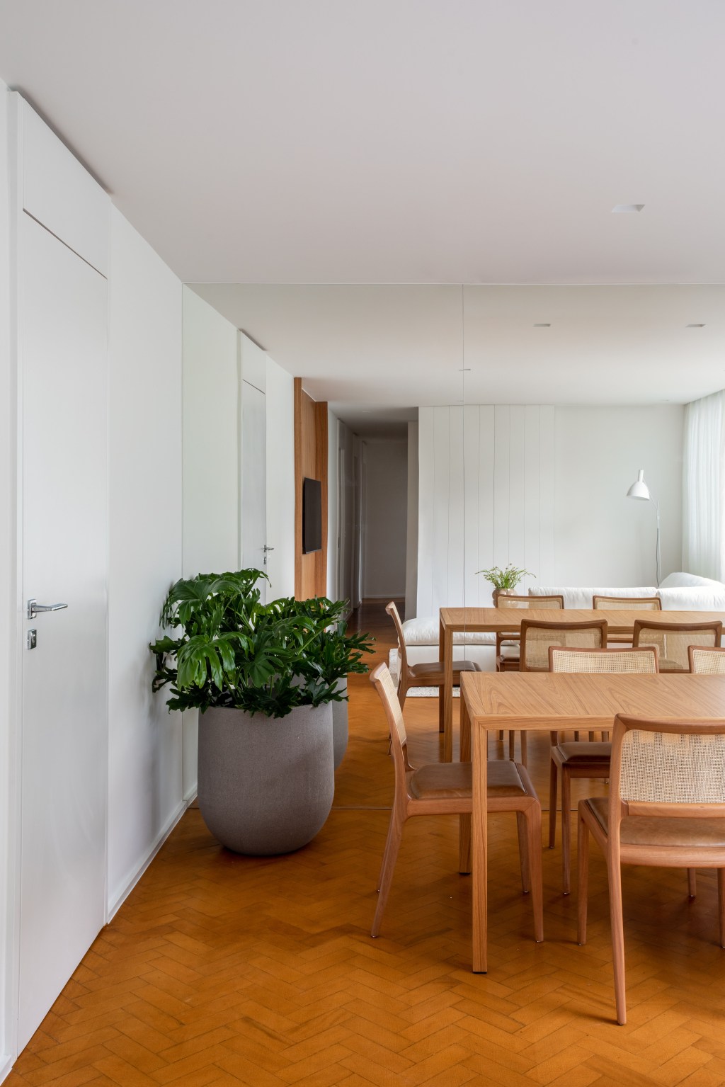 apartamento-de-95-m²-fica-pronto-em-tres-meses-para-receber-o-bebe-da-familia (9) sala estar jantar mesa cadeira apartamento diego raposo rio de janeiro