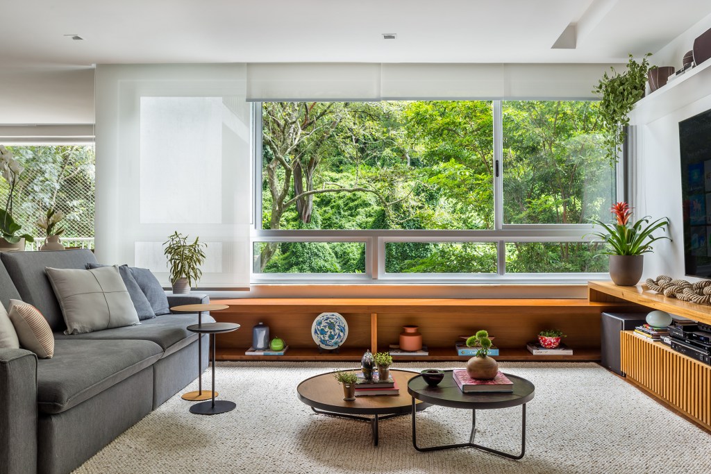 apartamento-de-98-m2-no-rio-ganha-nova-area-social-sem-quebra-quebra (10) Apartamento Rio de Janeiro Fernanda Medeiros decoração sala estar sofa tapete marcenaria mesa
