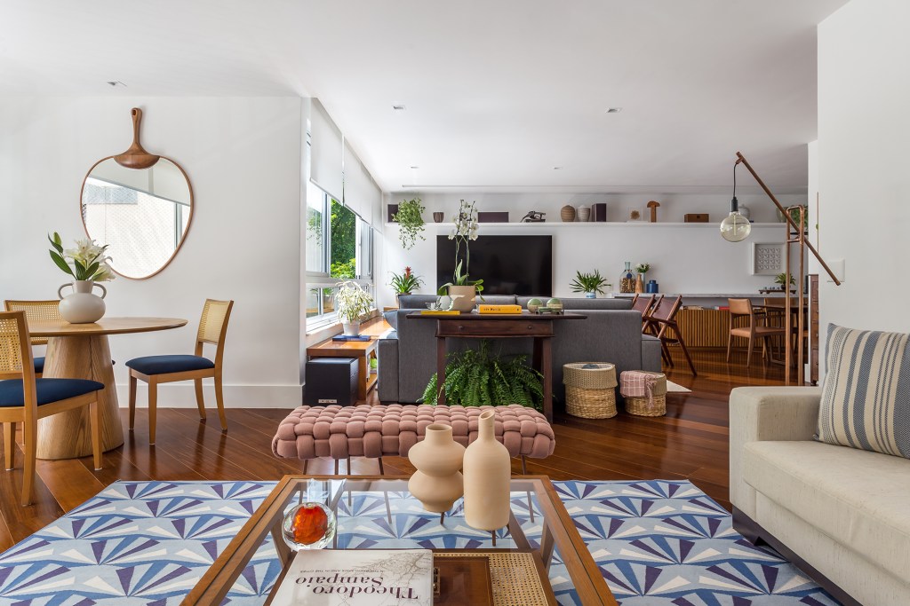 apartamento-de-98-m2-no-rio-ganha-nova-area-social-sem-quebra-quebra (11) Apartamento Rio de Janeiro Fernanda Medeiros decoração sala estar tapete marcenaria mesa tv sofa jantar mesa cadeira