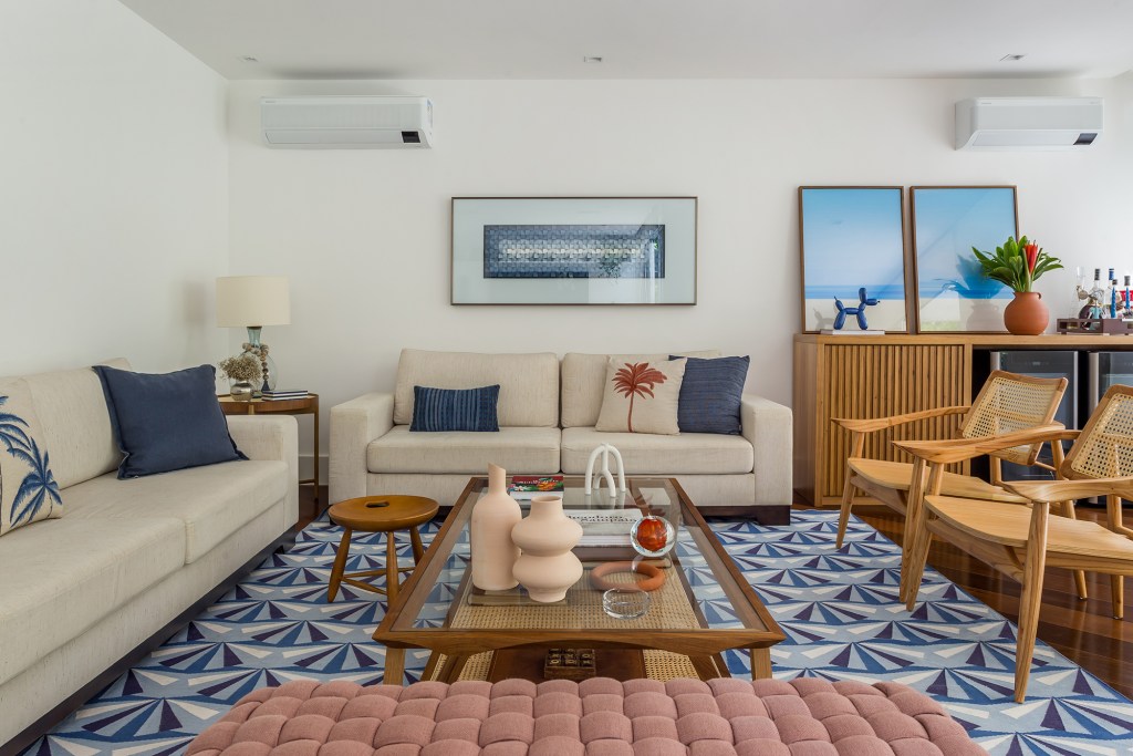 apartamento-de-98-m2-no-rio-ganha-nova-area-social-sem-quebra-quebra (2) Apartamento Rio de Janeiro Fernanda Medeiros decoração sala estar tapete marcenaria mesa sofa quadro