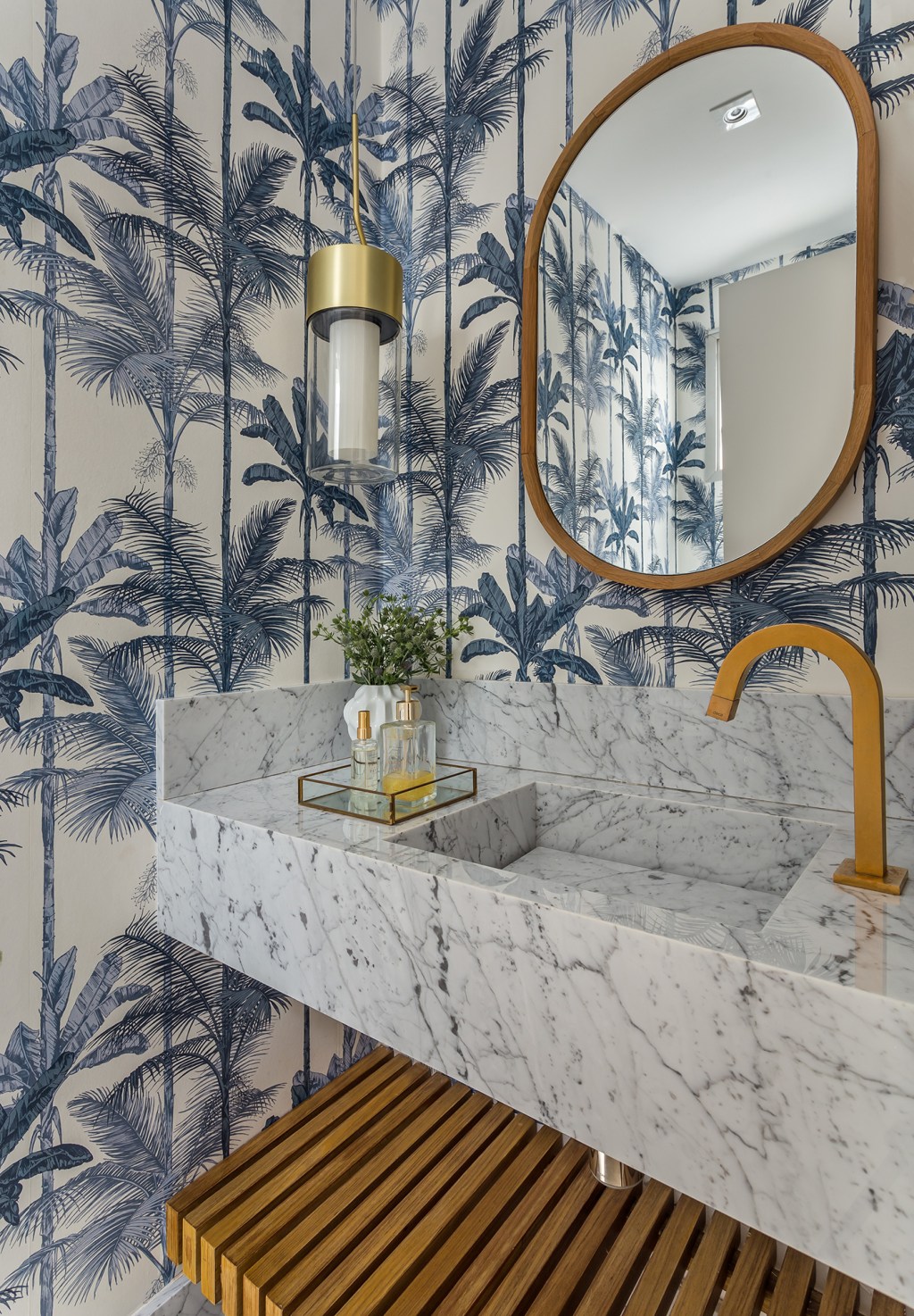 apartamento-de-98-m2-no-rio-ganha-nova-area-social-sem-quebra-quebra (3) Apartamento Rio de Janeiro Fernanda Medeiros decoração banheiro lavabo espelho papel de parede